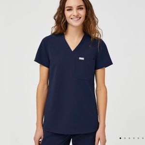 NAVY FIGS ONE POCKET SCRUB TOP SIZE M